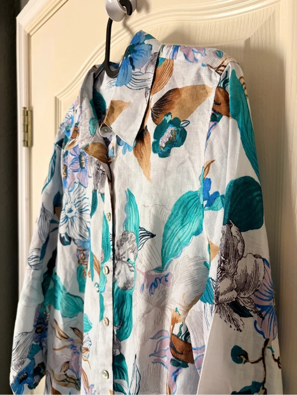 Chicos No Iron floral Linen Button Down Shirttail hem top blouse, size 1, M
